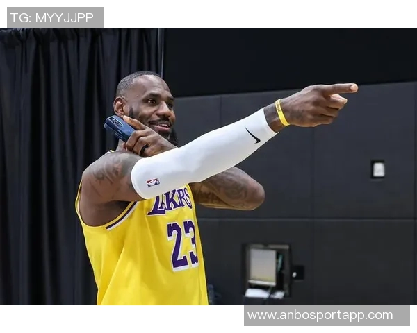 詹姆斯与儿子布朗尼打高尔夫分享珍贵亲子时光感悟人生乐趣